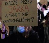Strajk kobiet w Suwałkach. Najlepsze hasła protestu kobiet przeciwko zaostrzeniu praw aborcyjnych [Zdjęcia]