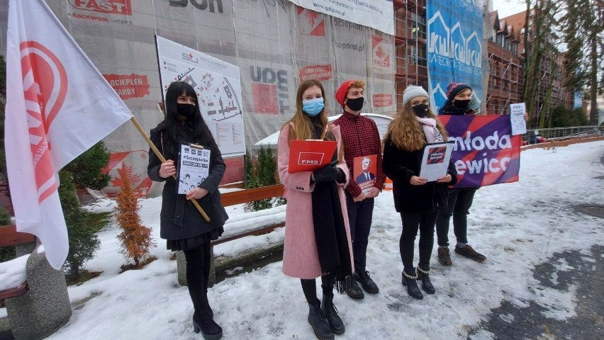 Młodzi działacze przekonują, dlaczego warto się szczepić, by...