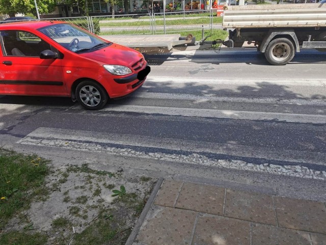Na przejściu dla pieszych na ulicy Bohaterów Warszawy w Kielcach hyundai potrącił kobietę.