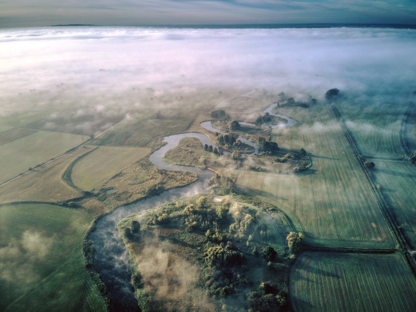 Motylewo we mgle z lotu ptaka. Zobacz niezwykłe zdjęcia Pawła Smolińskiego [ZDJĘCIA]