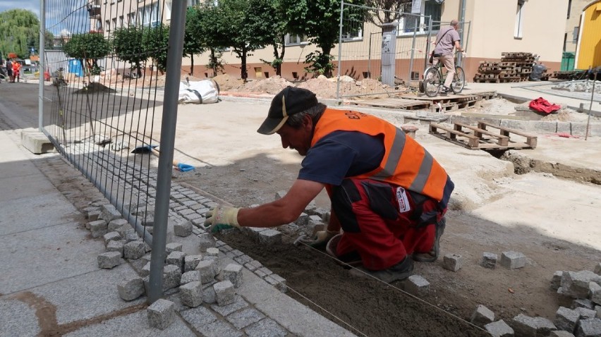 Góra. Trwają prace budowlane na ulicy Piłsudskiego. Na razie prace prowadzone są jednak tylko na chodnikach. Dlaczego?