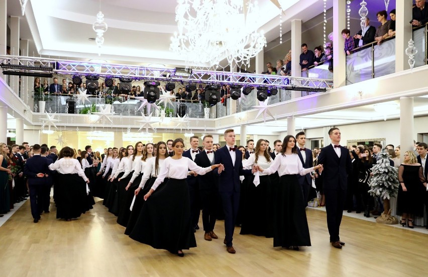 Studniówka uczniów I LO im. Bolesława Chrobrego w Piotrkowie...