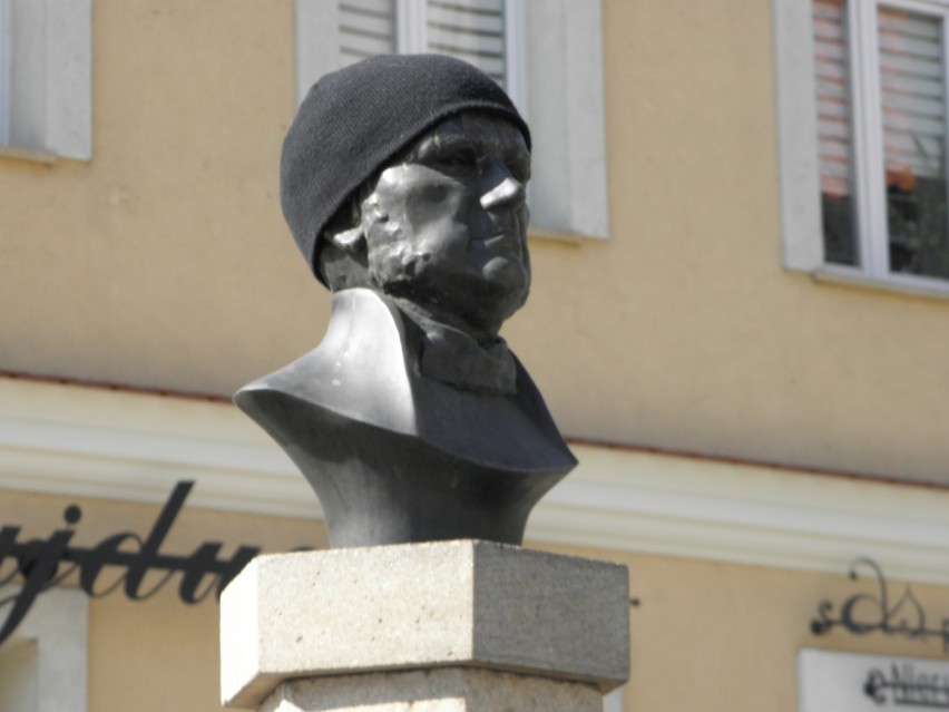 Żory: Pomnik Moniuszki ma... czapkę