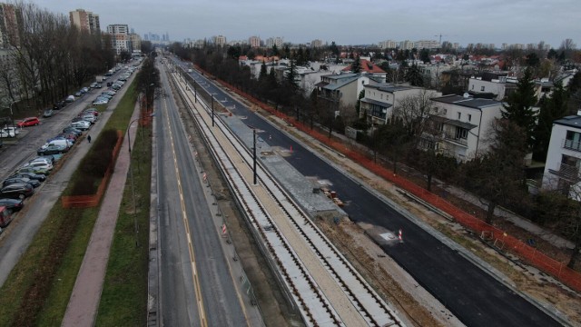 Oto najnowsze zdjęcia z budowy trasy tramwajowej do Wilanowa. Widać m.in. powstający zjazd między torami za ul. Św. Bonifacego, a także układanie kolejnych betonowych płyt pod tory na terenie Wilanowa Królewskiego