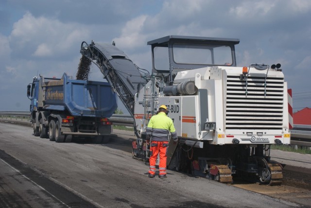 Budowa autostrady A1 koło Piotrkowa. Rozbiórka wiaduktu na ul. Wojska Polskiego