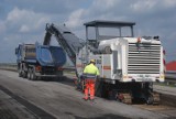 Budowa autostrady A1 koło Piotrkowa. Rozbiórka wiaduktu na ul. Wojska Polskiego