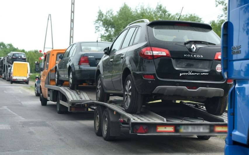 Na Ukrainie czasowo zniesiono opłaty celne. Codziennie z Polski wywożone są setki samochodów [ZDJĘCIA]