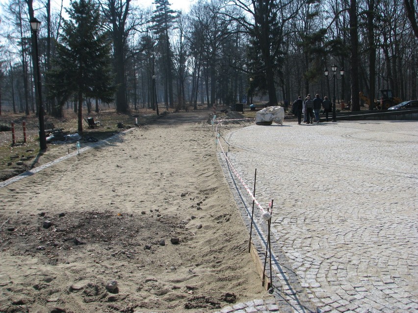 Remontują alejki w zabytkowym parku w Świerklańcu [ZDJĘCIA]