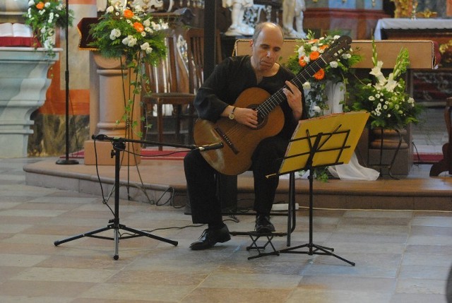 Koncert gitarowy w Lubiniu - zagrał Carles Pons z Hiszpanii