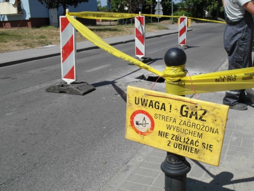 Zapadnięcie się jezdni i ulatniający się gaz na Rybackiej w...