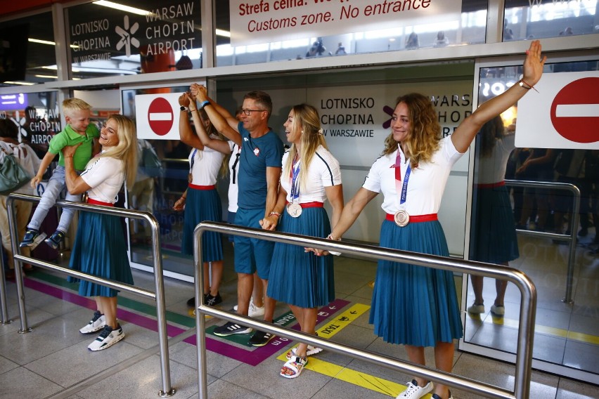 Igrzyska Olimpijskie w Tokio. Ostatnia grupa olimpijczyków wróciła do Polski. Gorące powitanie kibiców na lotnisku Chopina
