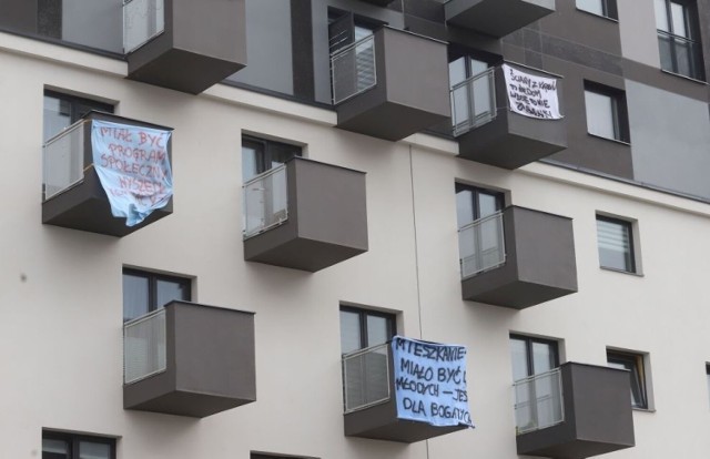Mieszkańcy z Tytoniowej w Radomiu protestują przeciwko czynszom, ale też chcą zwrócić uwagę na to, jak dużo usterek jest w ich mieszkaniach wybudowanych w ramach programu Mieszkanie Plus.