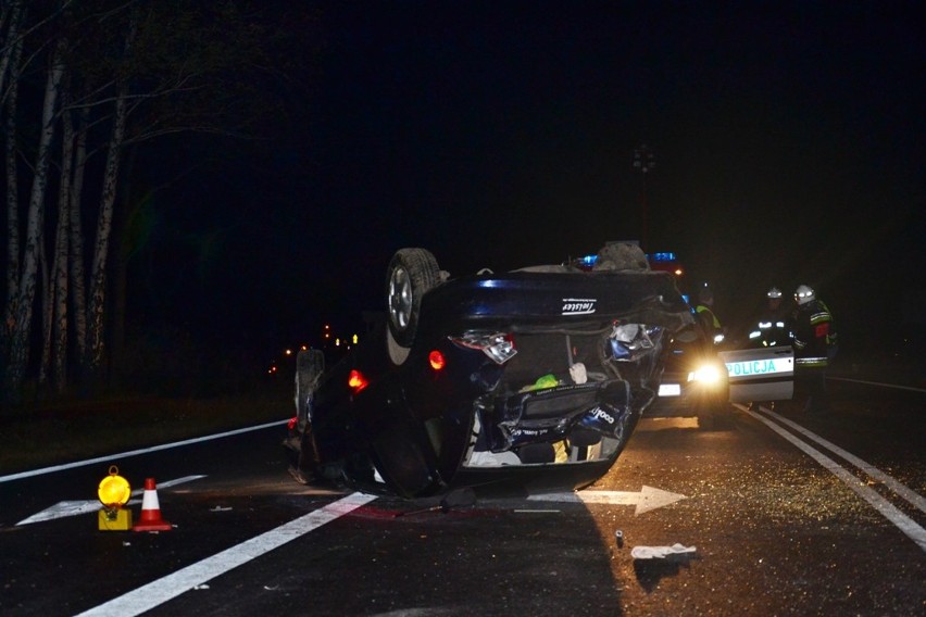 Wypadek w Kucharach: Wypadł z drogi i dachował