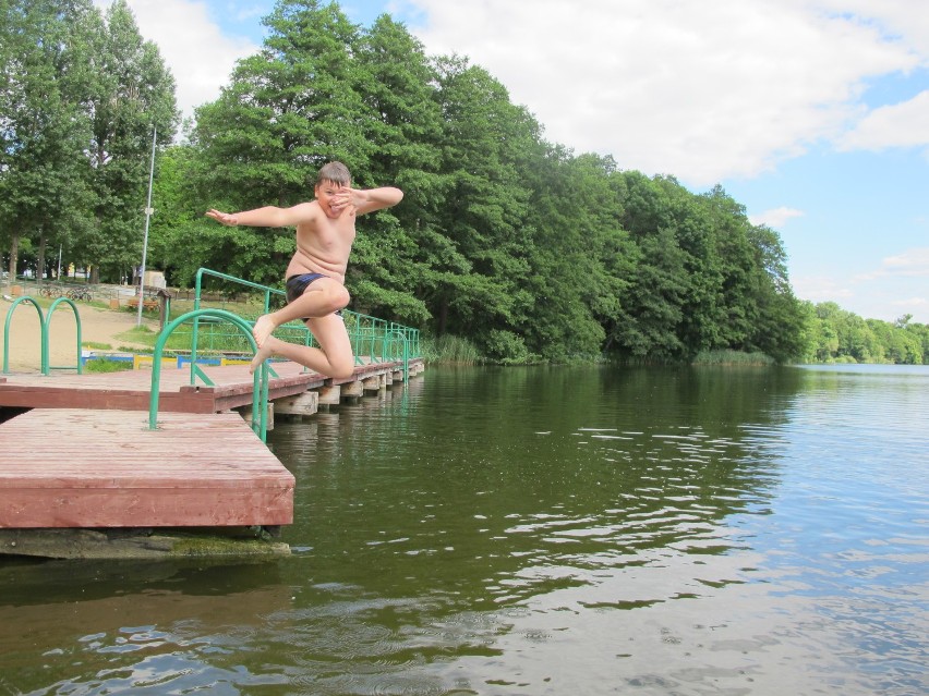 Nad jeziorem w Kłodawie nie brakuje chętnych do kąpieli