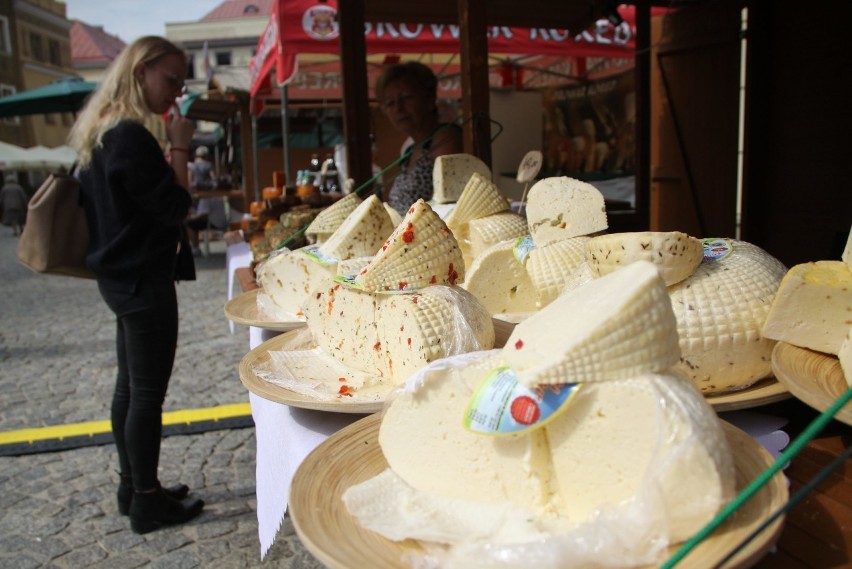 Europejski Festiwal Smaku rozpoczęty. Stragany już stoją na Starym Mieście (ZDJĘCIA) 