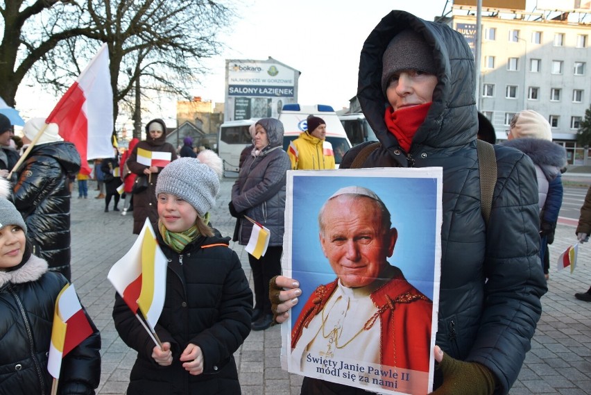 Marsz Papieski przeszedł sprzed katedry gorzowskiej na plac...