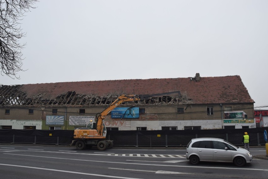 Wyburzają szpetny budynek przy Głowackiego w Wieluniu [ZDJĘCIA, WIDEO]