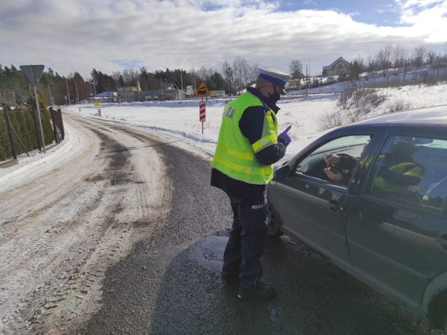 - Policjanci przekonywali do tego, aby odblask podarować komuś na kim nam zależy. Okazywać to można przecież na wiele sposobów. Ten wyjątkowy odblaskowy walentynkowy upominek oznaczał, że dbamy o czyjeś bezpieczeństwo - tłumaczy asp. szt. Izabella Drobniecka z inowrocławskiej policji