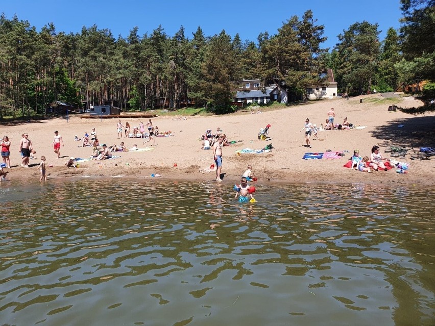 Słońce i wysoka temperatura powietrza sprawiły, że plaża nad...