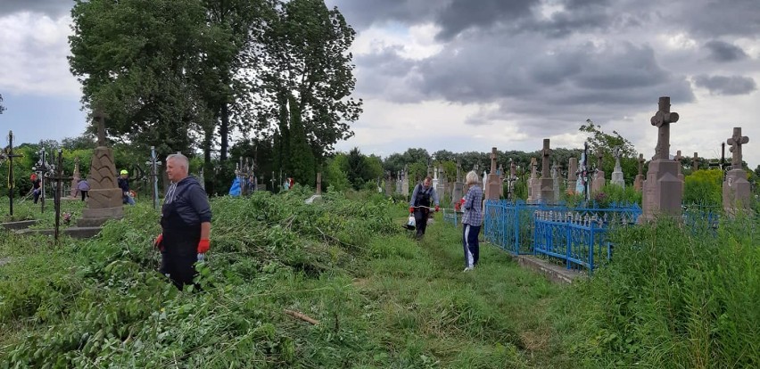 Wolontariusze wrócili już z Ukrainy, gdzie sprzątali polskie cmentarze [ZDJĘCIA]