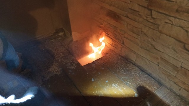 Przez nieszczelność w kominie ogień przeniósł się na podłogę w domu przy ul. Oraczy w Wodzisławiu Śl.