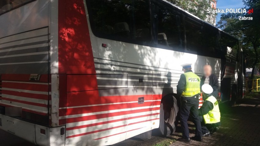 Policjanci kontrolują szkolne autokary