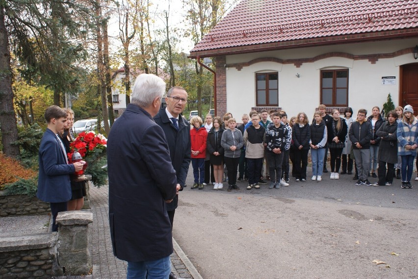  Uczniowie zapalili znicze przy pomnikach ofiar okupacji niemieckiej