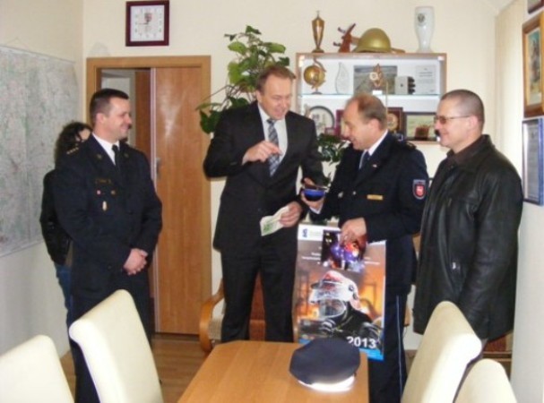 Komendant niemieckiej policji odwiedził kolskich strażaków