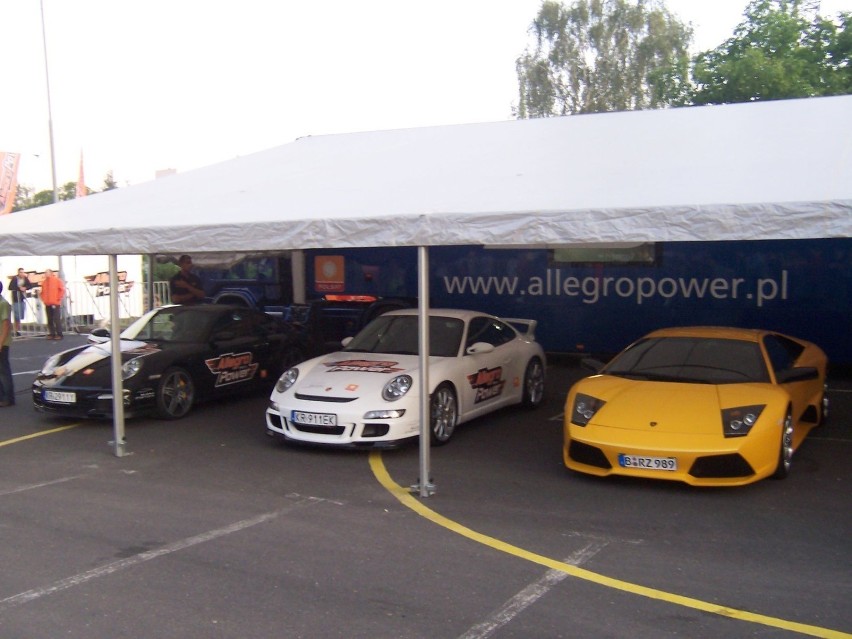 Sportowe samochody w boksie Allegro Power.