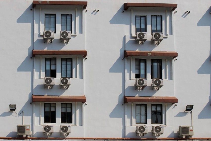 Spółdzielnie mieszkaniowe zakazują montowania klimatyzatorów...