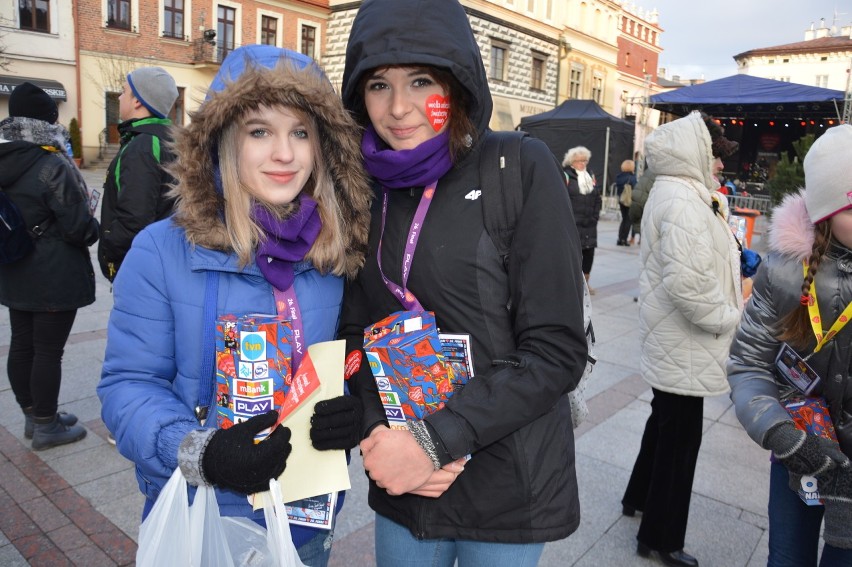 Finał WOŚP na tarnowskim Rynku. Mieszkańcy chętnie wspierają akcję [ZDJĘCIA]