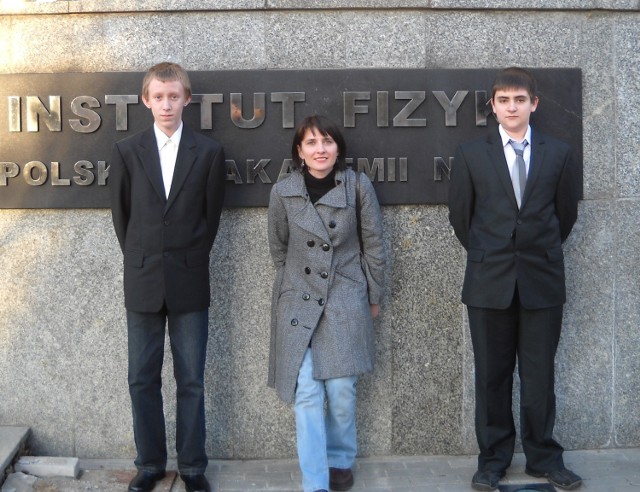 Mariusz Dziubak, Joanna Majerowicz(opiekun) i Szymon Krakowczyk przed IF PAN w Warszawie