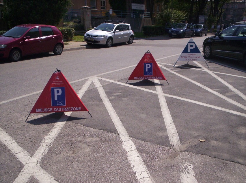 Podwójne "zapory parkingowe" na ul. Spokojnej