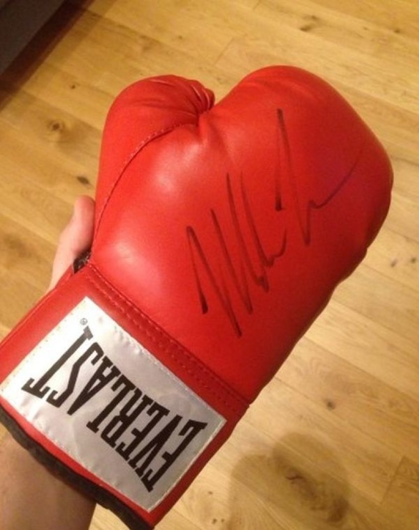 Rękawica bokserska z autografem Mike'a Taysona