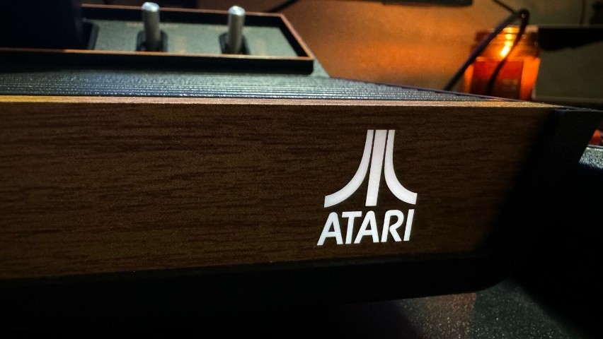 Świecący symbol Atari pięknie wygląda na tle imitacji...