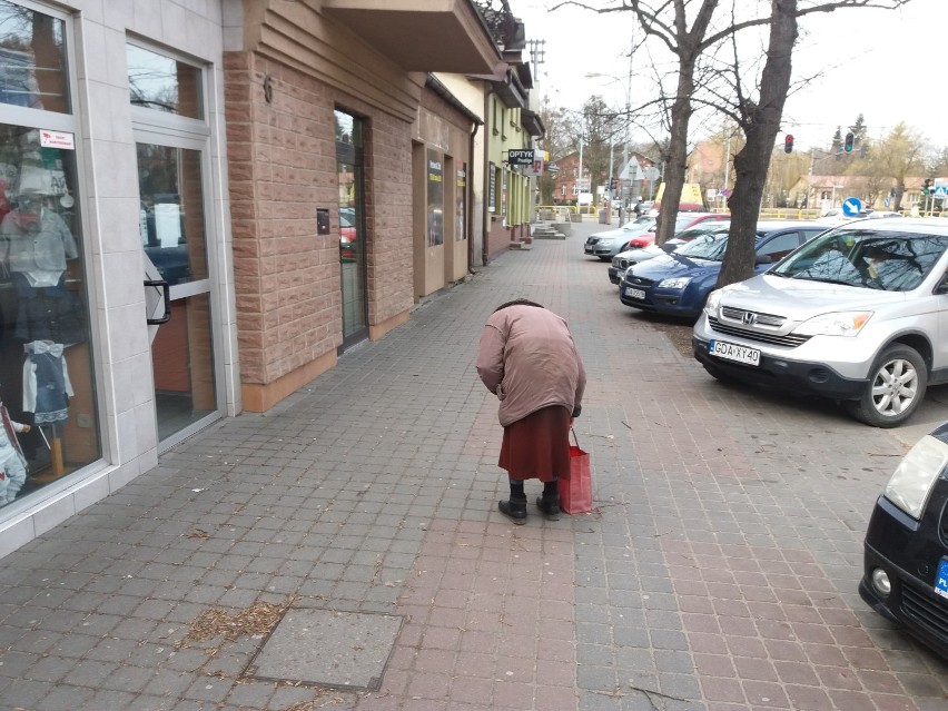 Koronawirus w Pruszczu Gd. Wolontariusze rozdawali ulotki, apelują o pozostanie w domu seniorów. Zrobią im zakupy, wyprowadzą psa |ZDJĘCIA