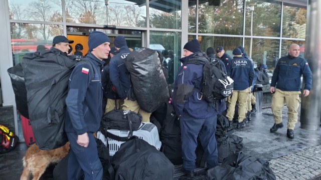 Zdjęcia z Warszawy. Strażacy i medycy przed wylotem do Turcji z misją ratunkową po trzęsieniu ziemi