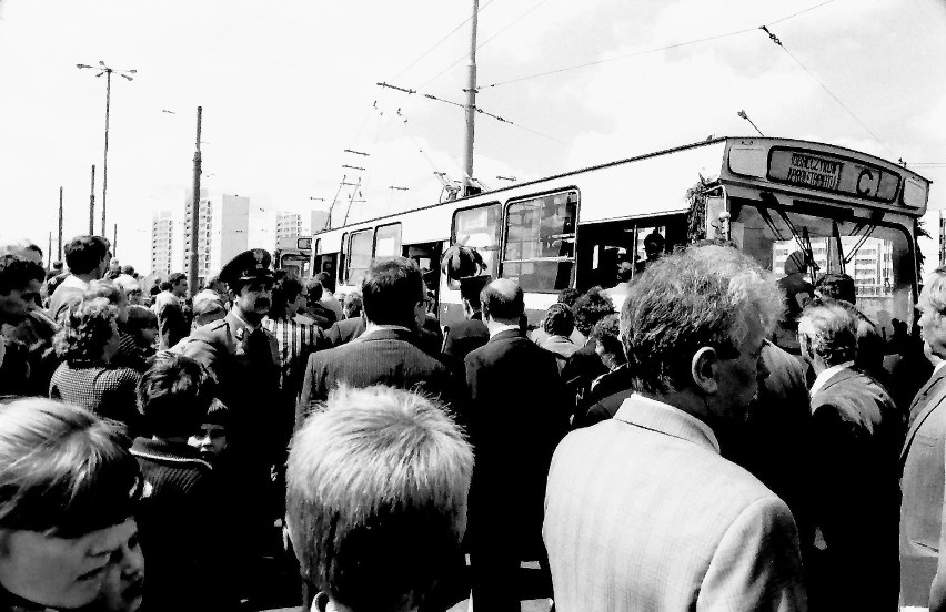 Czerwiec 1987 r., uruchamianie linii trolejbusowej C na...