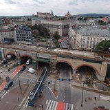 Kraków. Tonda upamiętniające powstanie wiaduktu na Grzegórzkach wróciły na swoje miejsce [ZDJĘCIA]