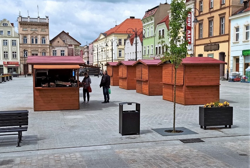 Na rynku stanęły dodatkowe 4 budki handlowe. Pomysł zakupów na płycie rynku podoba się mieszkańcom [ZDJĘCIA]