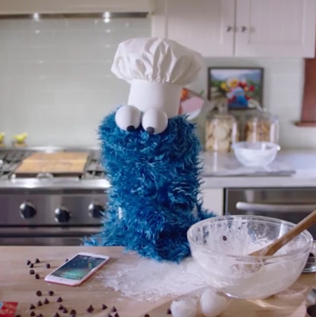 Ciasteczkowy Potwór wystąpił w reklamie iPhone'a 6s.

