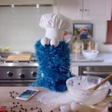 Ciasteczkowy Potwór reklamuje iPhone'a, a Wielki Ptak Obamę. Zobacz więcej reklam z Ulicą Sezamkową!