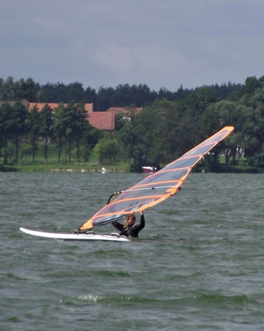 Windsurfing - sport wodny uprawiany w czasie wiatrów