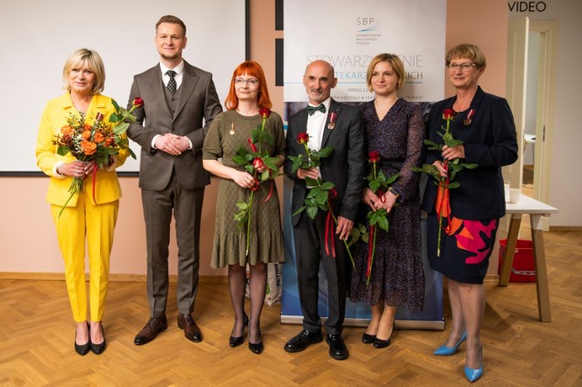 Nagrodzeni bibliotekarze z naszego regionu: Izabela Strączyńska (pierwsza z prawej), Katarzyna Malinowska (trzecia od lewej) oraz Andrzej Czapnik (czwarty od lewej).