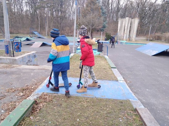 Obecnie z powodu epidemii koronawirusa  obowiązuje zakaz przebywania na terenie puławskiego skateparku. Obiekt opustoszał.  Te zdjęcia zostały wykonane dwa miesiące temu