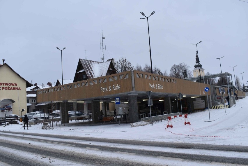 Nowy Targ. Odwołali otwarcie parkingu Park & Ride. Odpadają kolejne deski z elewacji