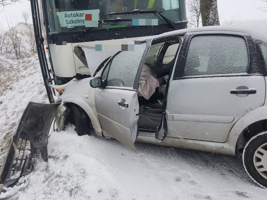 Autobus szkolny po zderzeniu z autem osobowym koło Barwic