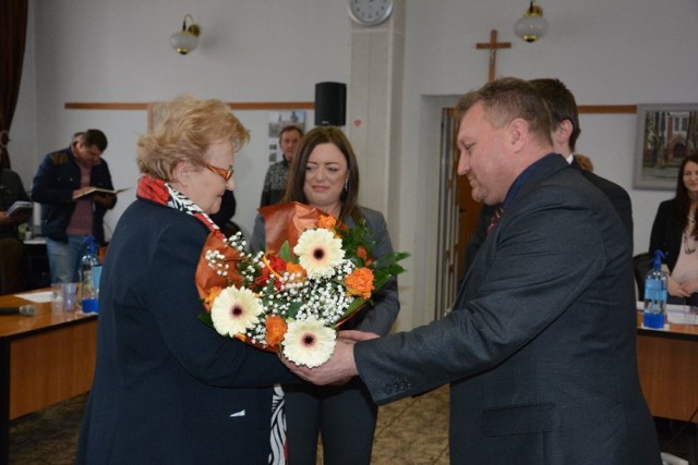 Były podziękowania, gratulacje i kwiaty od burmistrza. A wszystko dla Grażyny Dereń - Człowieka Roku.