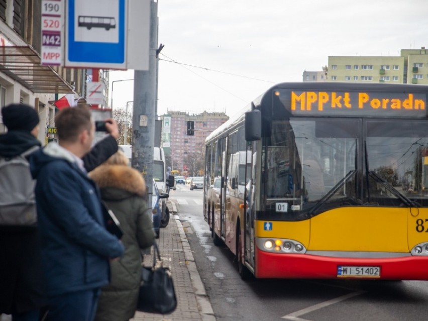 Autobus dla osób bezdomnych ponownie wyjechał na ulice Warszawy. Oferuje transport do placówek, gorące napoje oraz pomoc fachowców