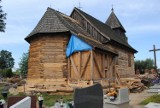 Drewniany kościółek we Włókach odzyskuje dawny blask [zdjęcia]